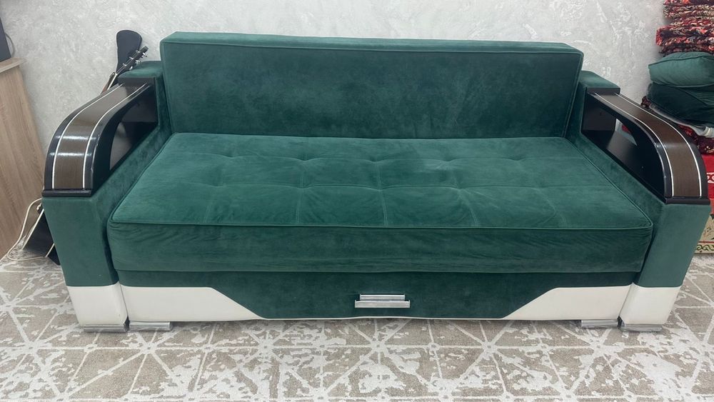 Диван продам.