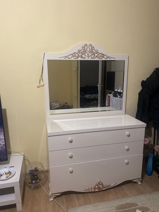 Mibila dormitor pat dublu 2 noptiere si o comoda