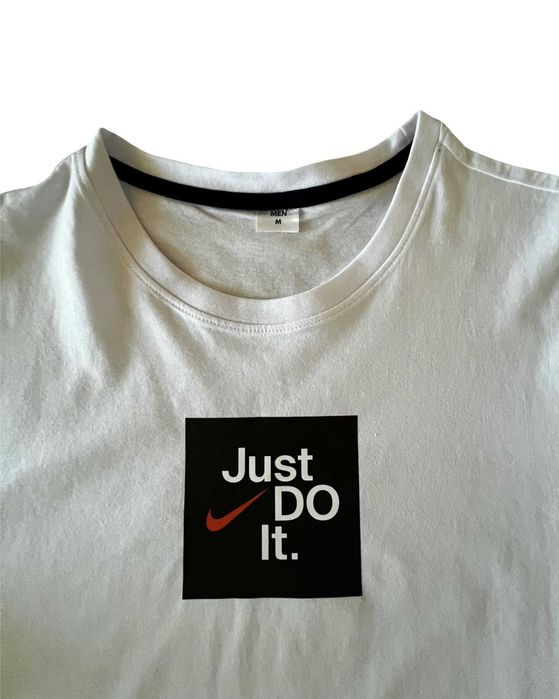 Tricou bărbătesc cu imprimeu.