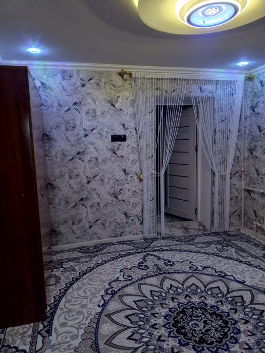 Сзади ЦУМа коттедж.