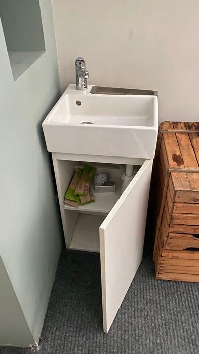 Мивка с шкаф и смесител