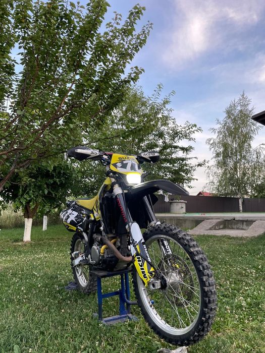 vand suzuki drz 400sm. schimb cu auto. de preferat duster 4*4