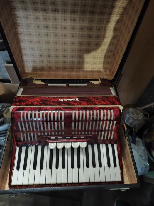 Акордеон Weltmeister 80 баса