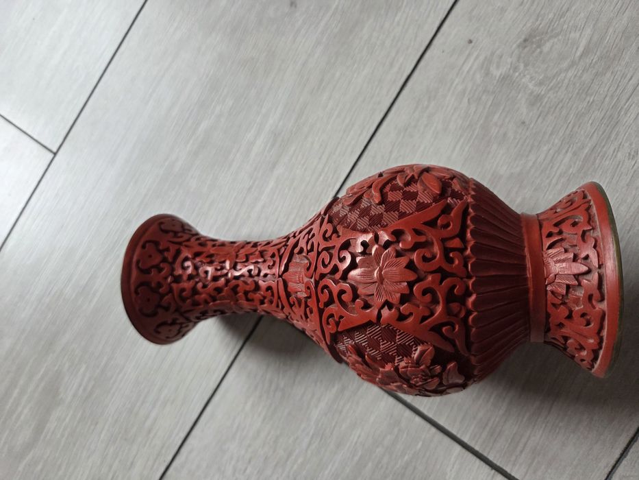 vază veche chinezească din cinabru sculptat