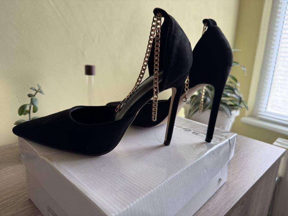 Черни токчета с верижка