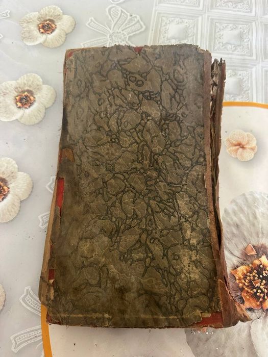 Qadimiy antikvar kitob sotiladi