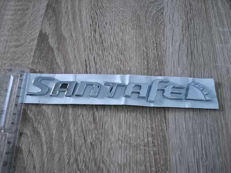сребрист надпис Hyundai Santa fe