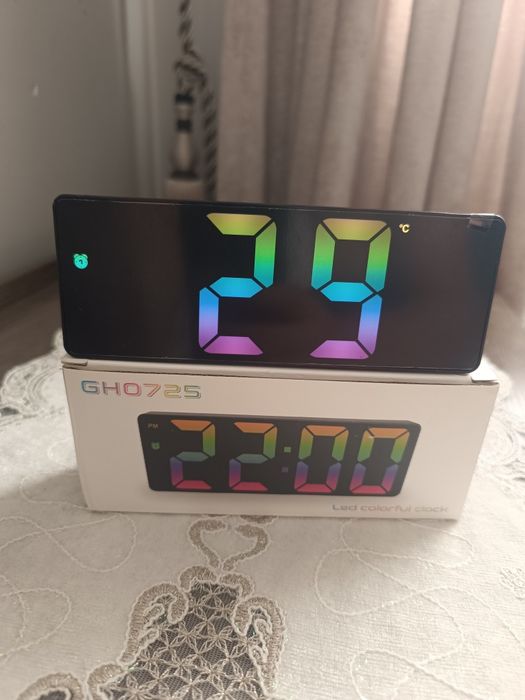 Яркие электронные LED-часы GH0725 с радужной подсветкой