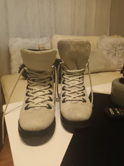 Боти бели естествена кожа и козина