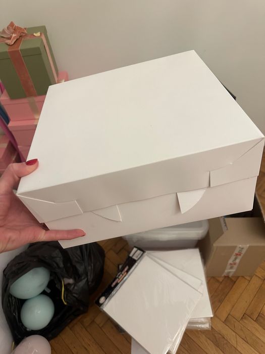 85 buc Cutii cadou/ tort premium albe cu autoformare