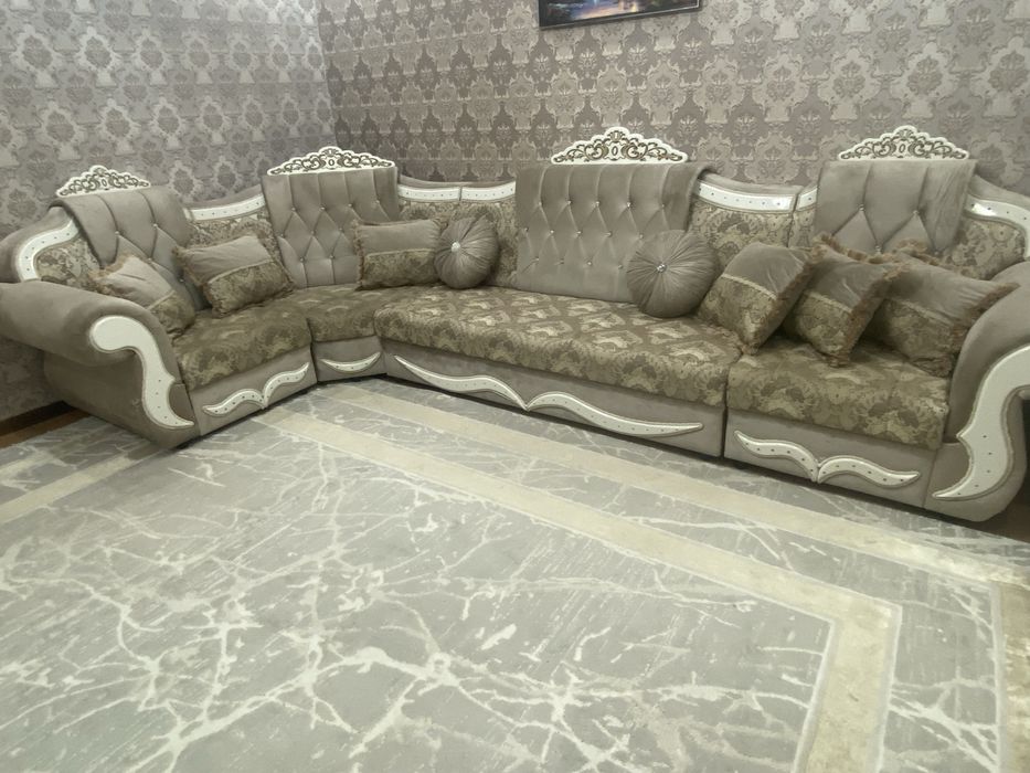 Диван для зала большой