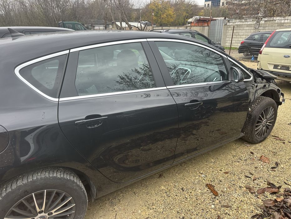 Врата/Врати десни за Опел Астра J хечбег!