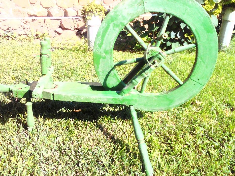 Чекрък за предене на вълна от 1937г,2 вретена и 4 бр.масури с размери