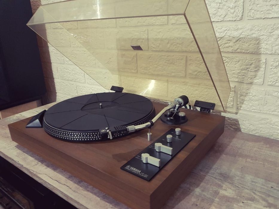 Продам виниловый проигрыватель Yamaha