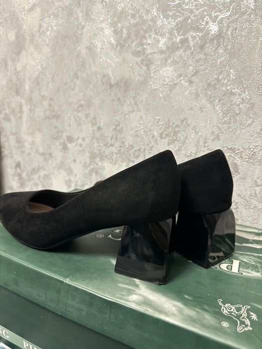 Классические чёрные туфли