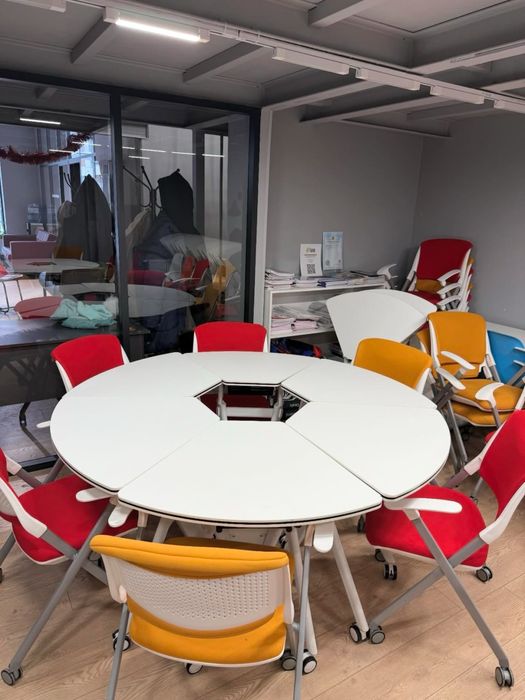 В учебный центр парты в сборе