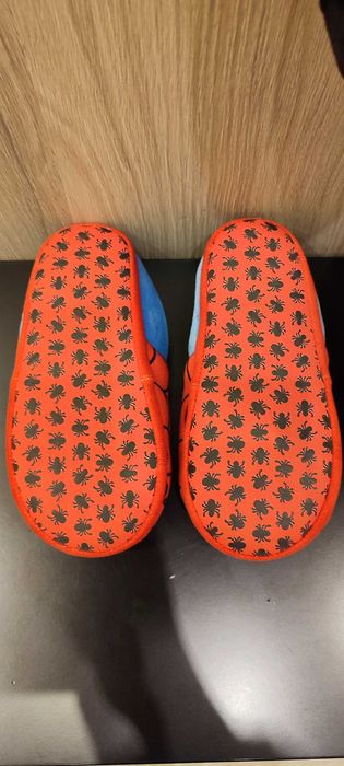 Пантофи спайдърмен на H&M