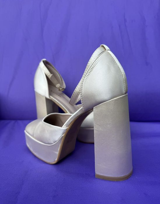 Дамски обувки на платформа