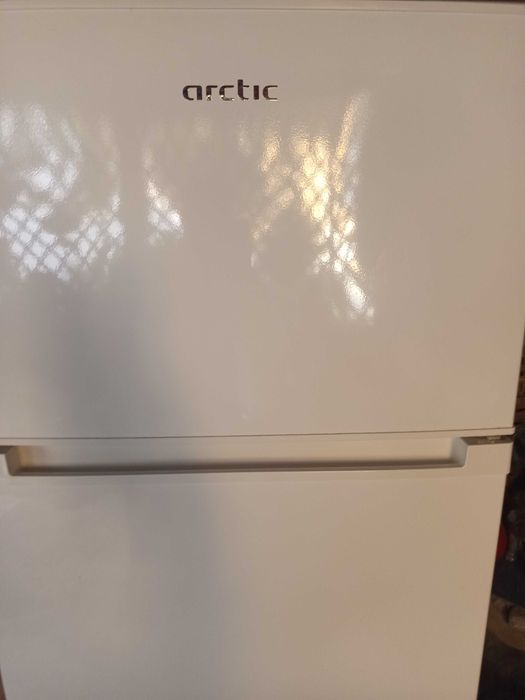 Vând frigider artic bine intretinut