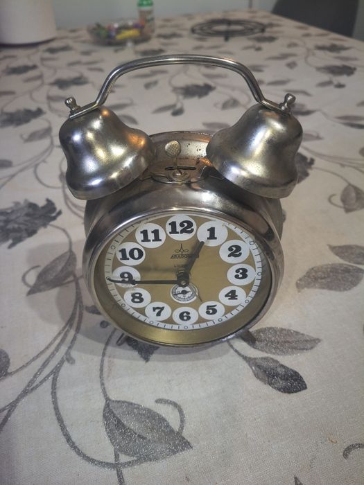 Ceas de masă Aradora
