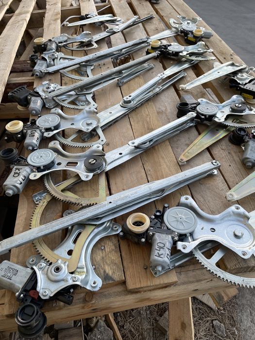 Задний стеклоподьемник Тойота Камри