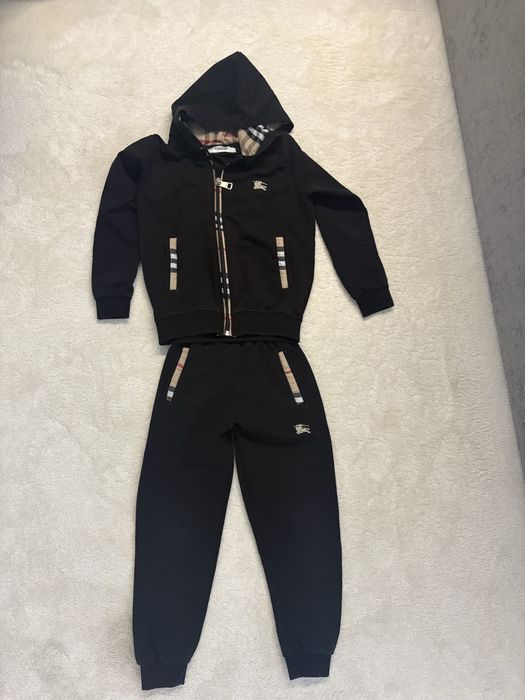 Разпродажба на детски дрехи с размери от 92см до 128см  на марките Guess, Ck, Burberry, Mayoral, Zara   О