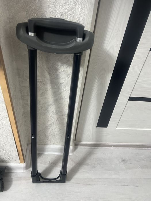 Телескопическая выдвижная ручка и другие ручки для чемодана.