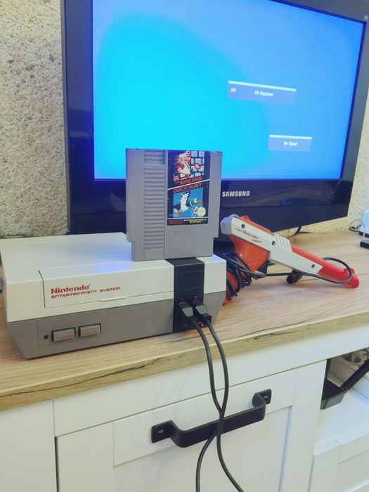Vând Nintendo nes original cu jocul Mario duck Hunt și zapperul