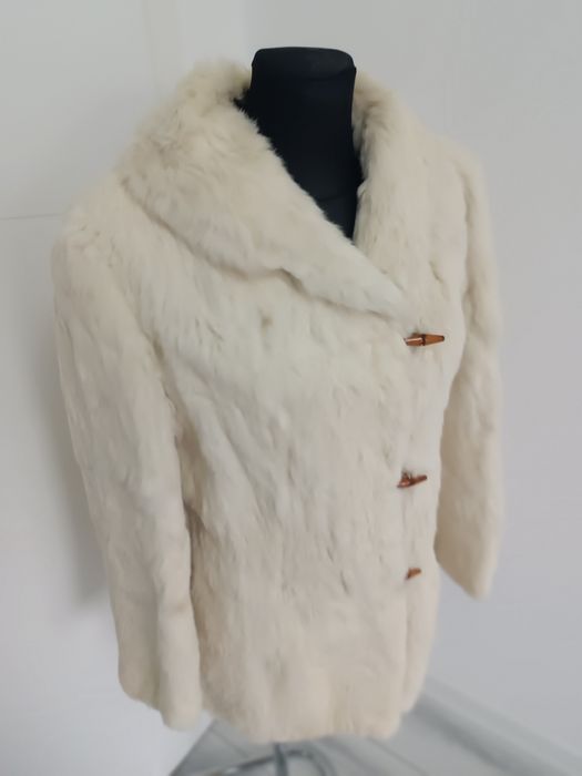 Haina de blana de iepure alb