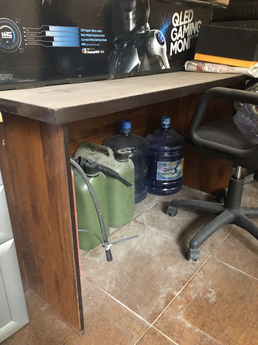 Прочный хороший стол