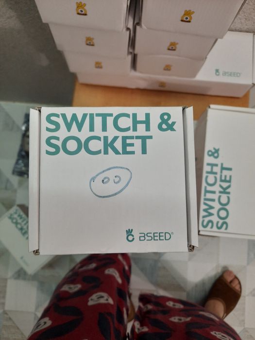 Розетки в хрустальной рамке новые продам