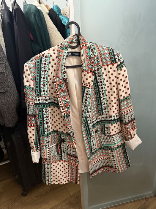 Панталон и сако-Zara.