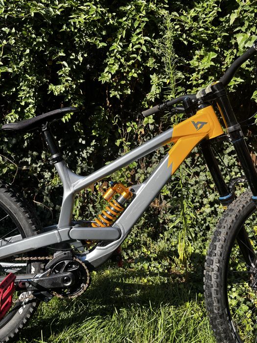 YT Tues Uncaged 11 (Ediție Limitată) – Suspensie Öhlins
