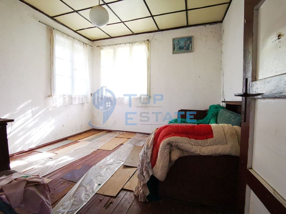 Двуетажна къща с голям двор в село Соколово, област Габрово