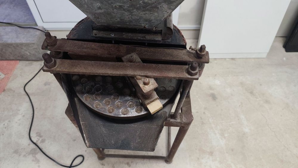 Машина за чупене на ядки