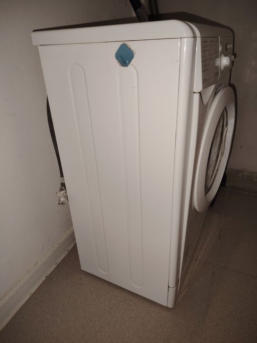 Продаётся дёшево стиралка Indesit