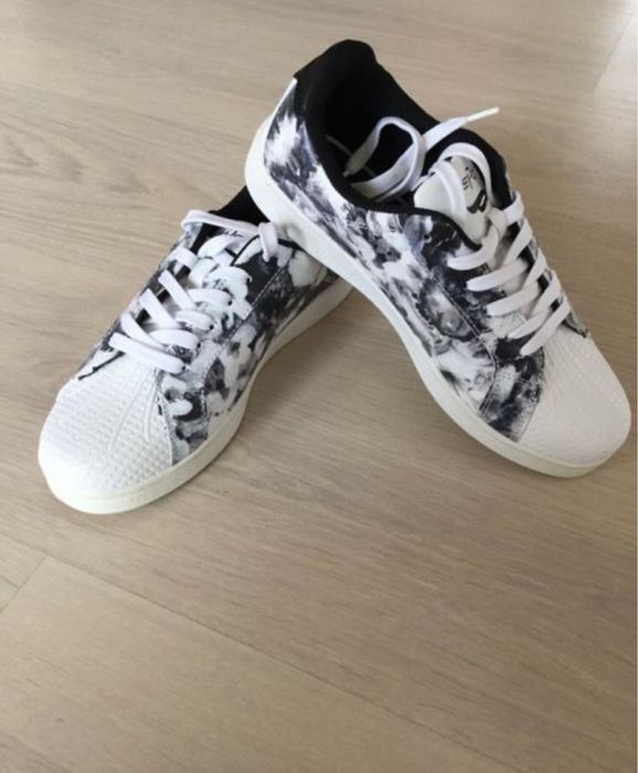 Vând adidași super comozi(37).