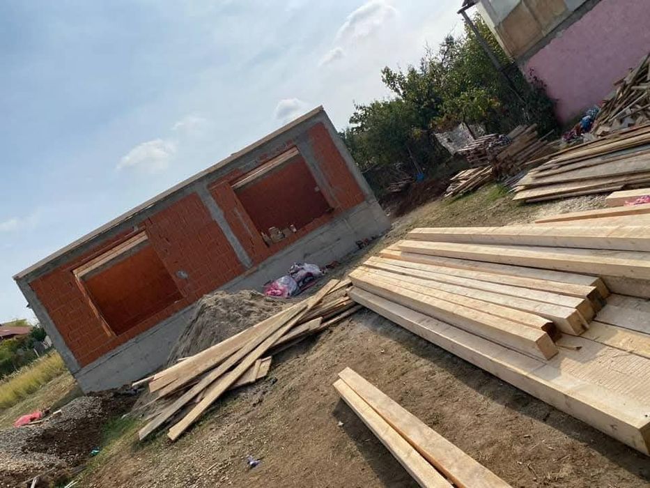 Construcții case la rosu