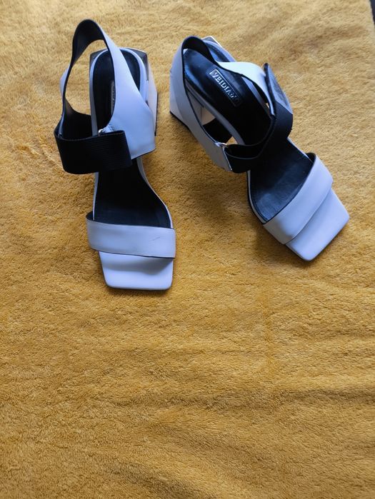 Женские босоножки