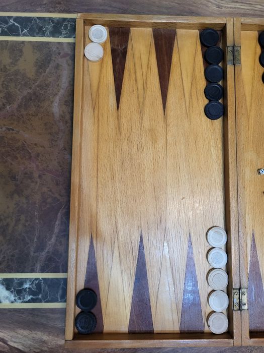 Vând cutie de lemn ptr jocul de table și sah cu puluri și zaruri