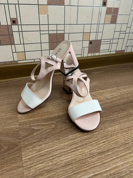 Продаются женские босоножки