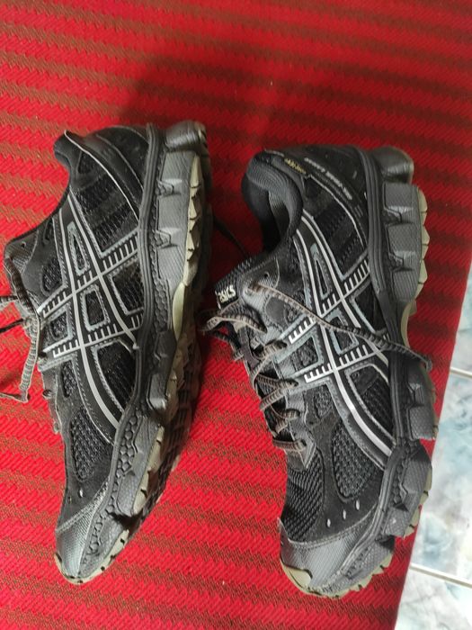 Adidași foarte rezistenți, practici, foarte ușori și comozi