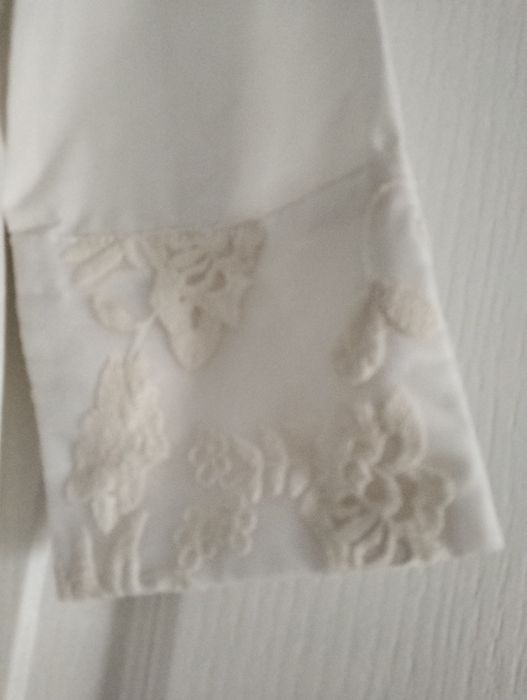 Rochie alba plisata cu broderie