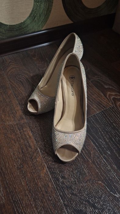 Продам туфли со стразами