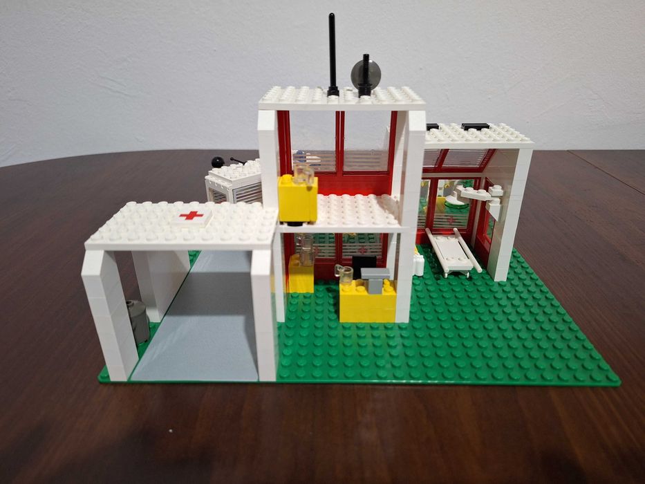 Lego 6380: Emergency Treatment Center (St. Mary's Hospital)