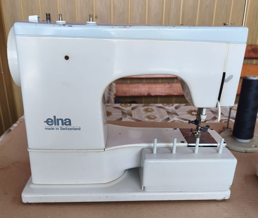 Mașină de cusut casnica Elna