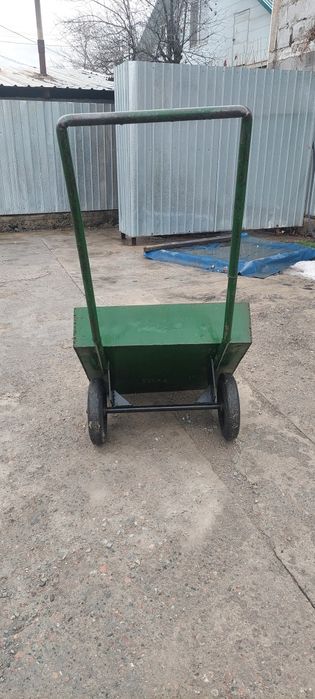 Зелённая сторительная тачка