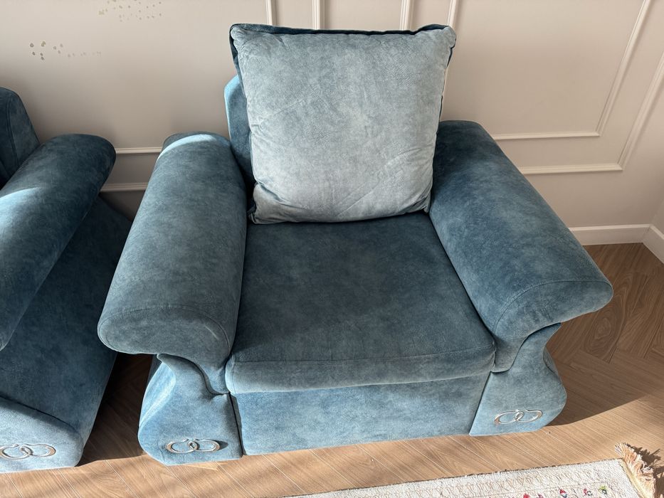 Срочно продам диван с креслами