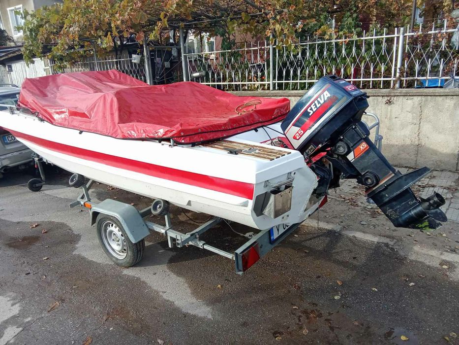 Продавам чудесна лодка с мотор.