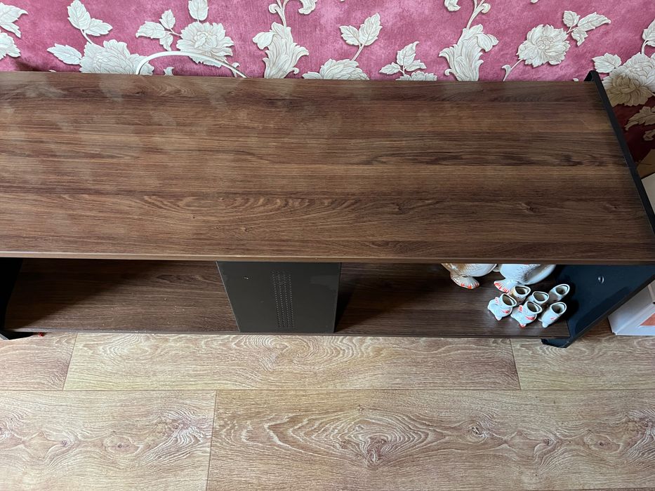 Продам 2  тумбы под тв, диванчик